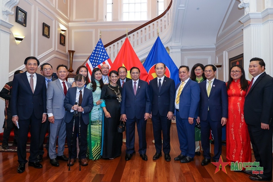 PM meets Vietnamese embassy officials, community in US